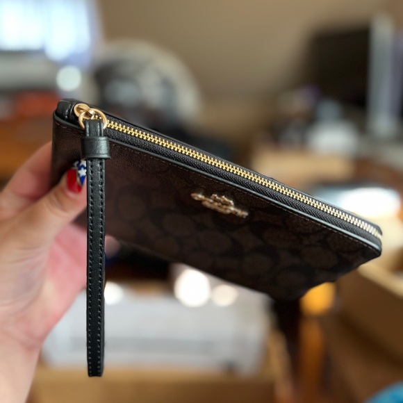 NEW‼️ COACH Large Corner Zip Wristlet In Signature Canvas NEW WITH TAGS - Picture 7 of 16